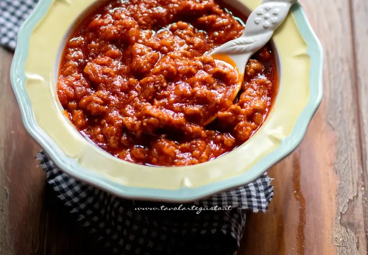 Sugo con salsiccia, la ricetta della nonna che profuma di casa. Un classico intramontabile, pronto per condire la pasta.