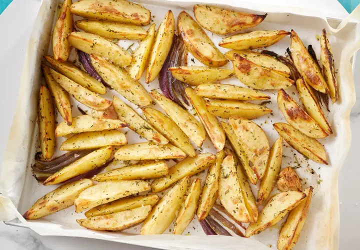 Patate al forno veloci, dorate e croccanti, condite con erbe aromatiche. Un contorno perfetto per ogni pasto.