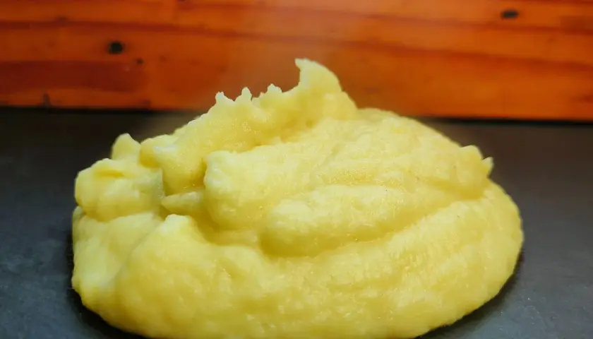 Un soffice purè di patate, la ricetta della nonna che scalda il cuore. Cremoso e profumato, pronto per essere gustato.