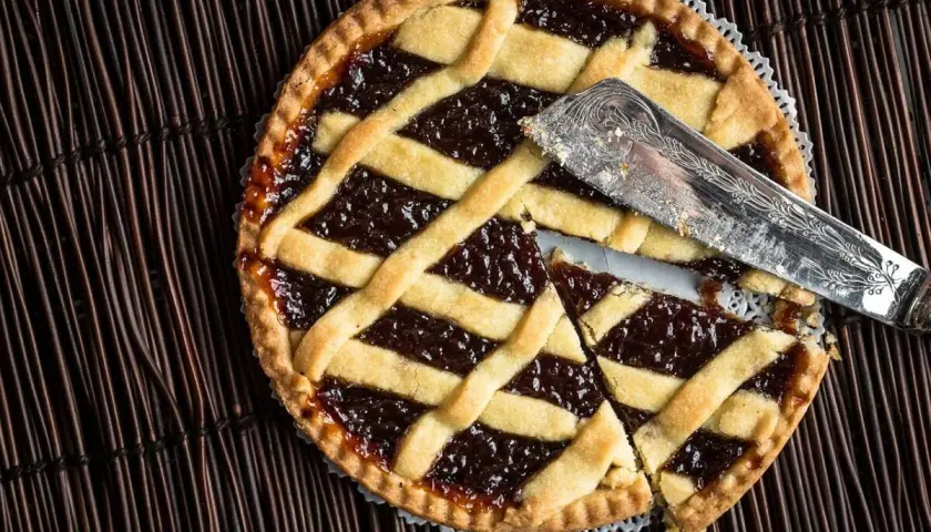 Una deliziosa crostata di more, con la sua croccante pasta frolla e un ripieno succoso, pronta per essere gustata.