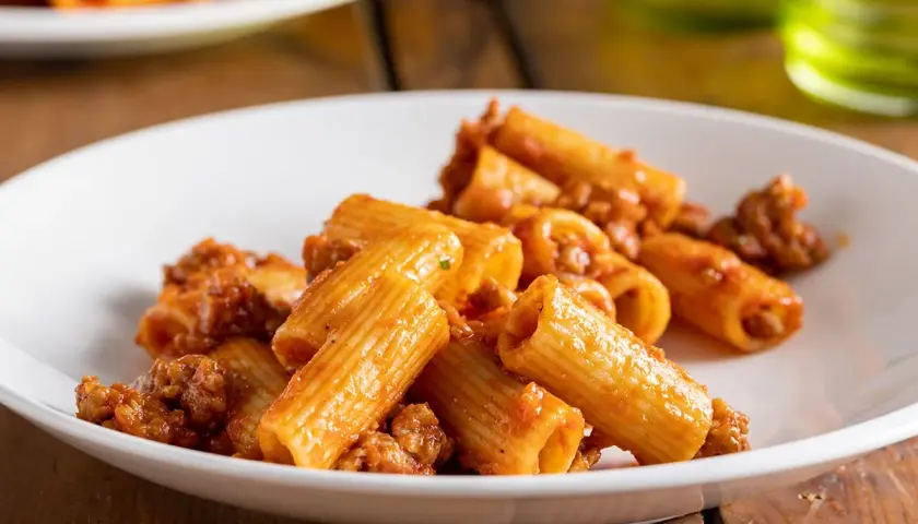 Rigatoni conditi con un ricco ragù di salsiccia, perfetti per le tue ricette di pasta con salsiccia.