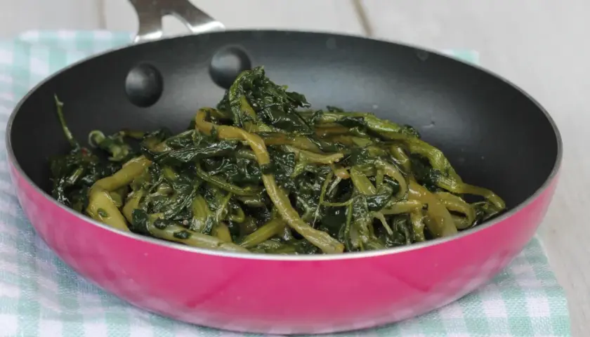 Cicoria in padella, un contorno semplice e gustoso, cotta al punto giusto per esaltarne il sapore.