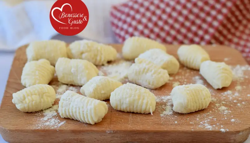 Gnocchi di ricotta freschi e leggeri, pronti per essere cucinati. Un piatto che sa di casa e tradizione.