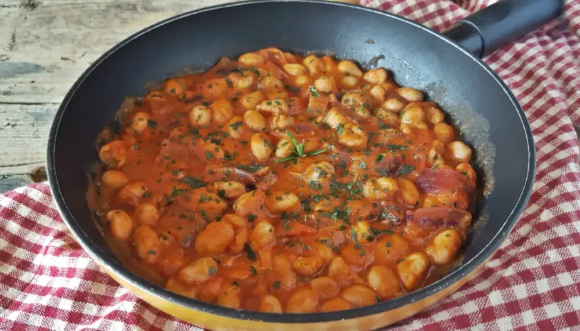 Fagioli alla Bud Spencer in padella, un piatto saporito e confortante, pronto per essere gustato.