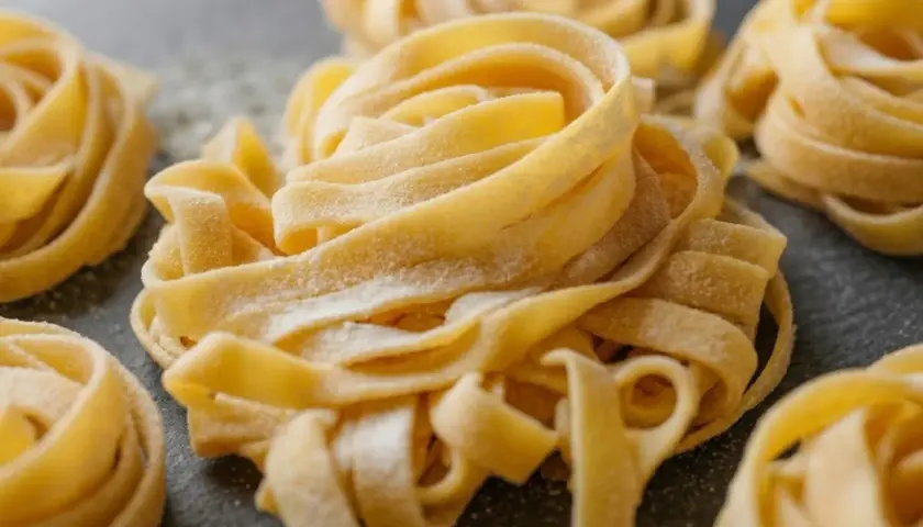 Nidi di pasta fresca, pronti per una deliziosa pasta fresca ricetta.