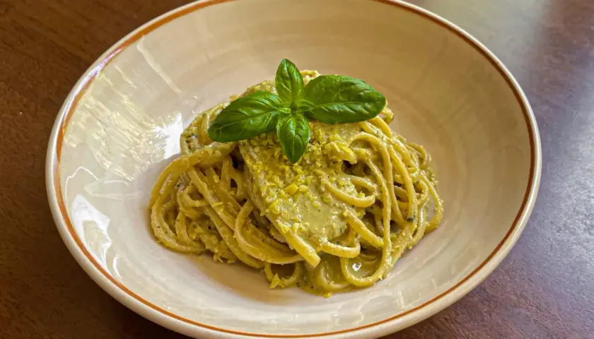 Spaghetti al pesto di limone, un'esplosione di freschezza. La ricetta perfetta per un piatto estivo.