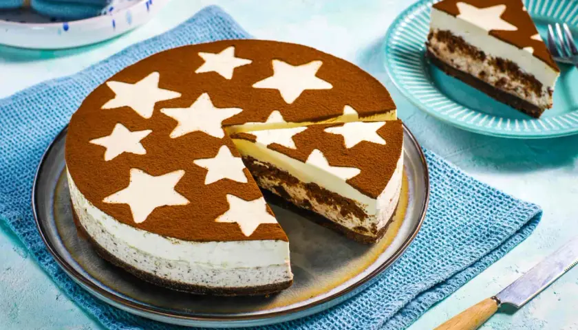 Una deliziosa torta pan di stelle fredda, con una base scura e strati cremosi, decorata con cacao e stelle bianche. Perfetta per un momento magico.