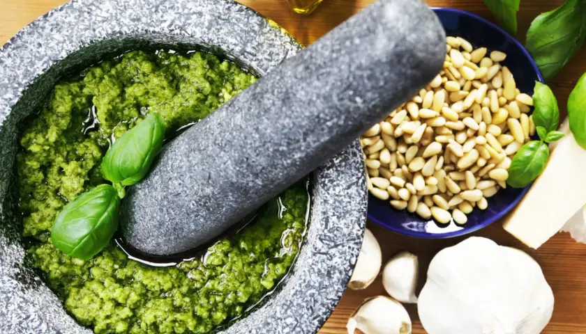 Mortai con pesto fresco, pinoli, aglio, basilico e parmigiano. Ecco come si fa il pesto genovese.