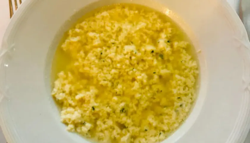 Stracciatella alla romana in un piatto bianco, un comfort food che scalda il cuore.