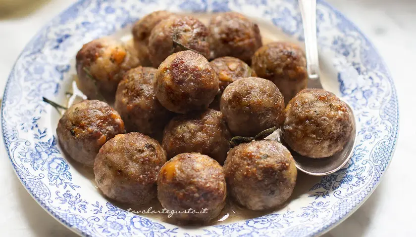 Polpette dorate e succulente, perfette per la friggitrice ad aria. Un piatto gustoso e leggero.