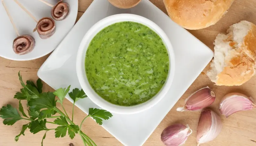 Una ciotola di salsa verde, perfetta per accompagnare acciughe arrotolate, pane e aglio. Una ricetta salsa verde da provare subito!