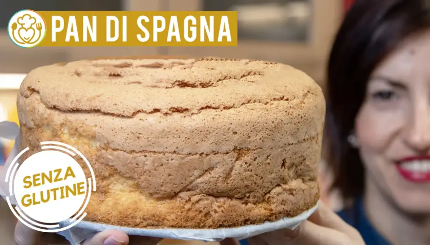 Un soffice pan di spagna senza glutine, pronto per essere decorato.