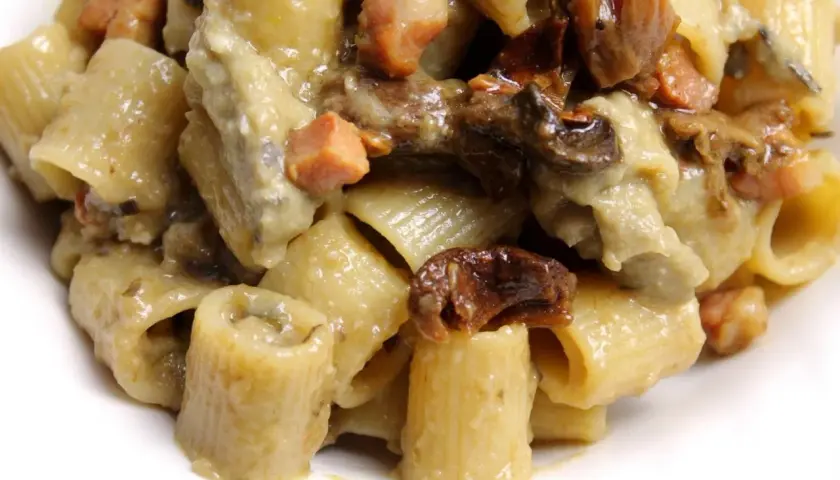 Primo piatto di pasta con melanzane e pancetta, un sapore intenso e avvolgente.