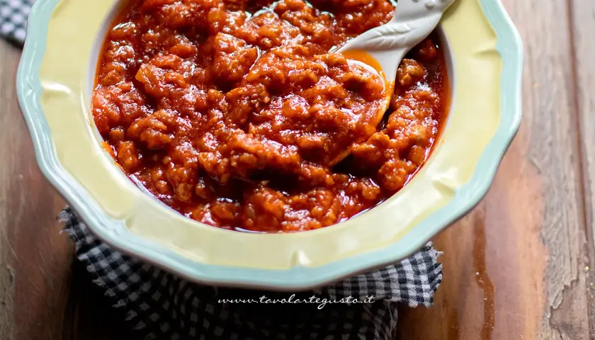 Sugo con salsiccia, la ricetta della nonna che profuma di casa. Un classico intramontabile, pronto per condire la pasta.