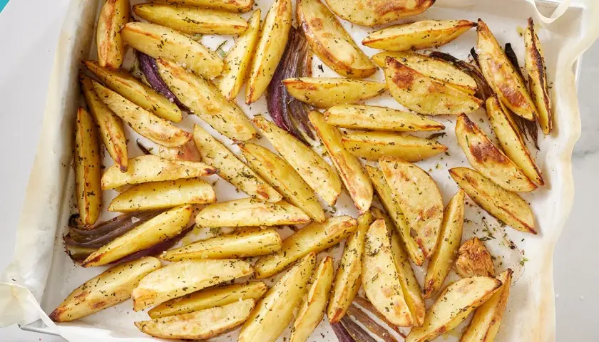 Patate al forno veloci, dorate e croccanti, condite con erbe aromatiche. Un contorno perfetto per ogni pasto.