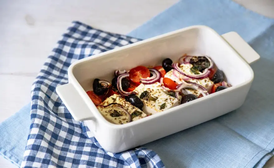 Feta al forno con pomodorini, olive e aromi pronta in 30 minuti