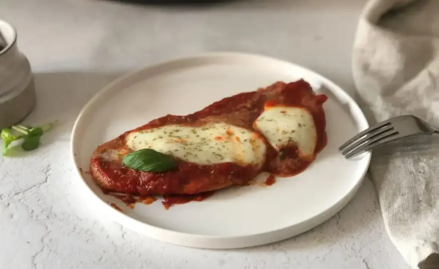 Scaloppine alla pizzaiola tenere e filanti in padella