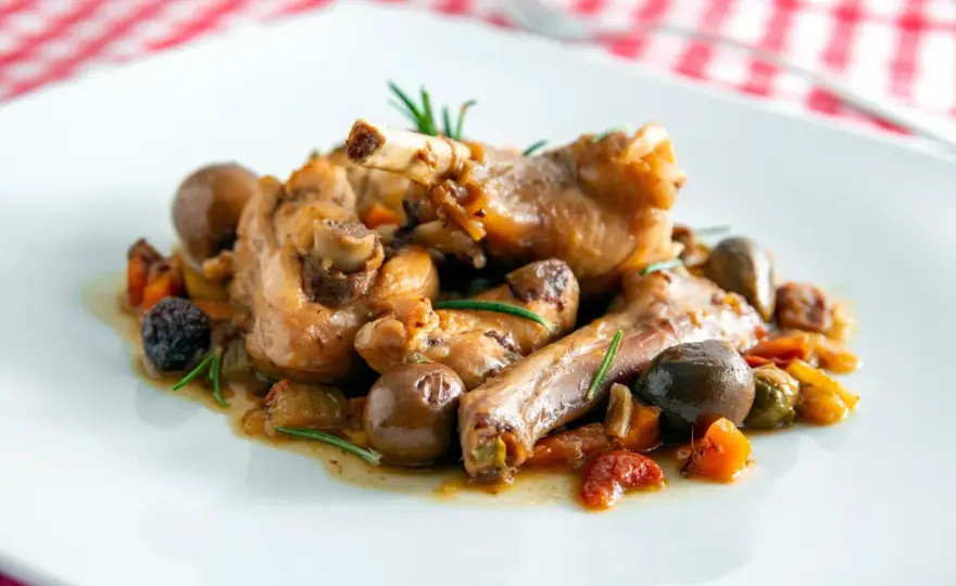 Coniglio alla cacciatora tenero e saporito, ricetta della nonna