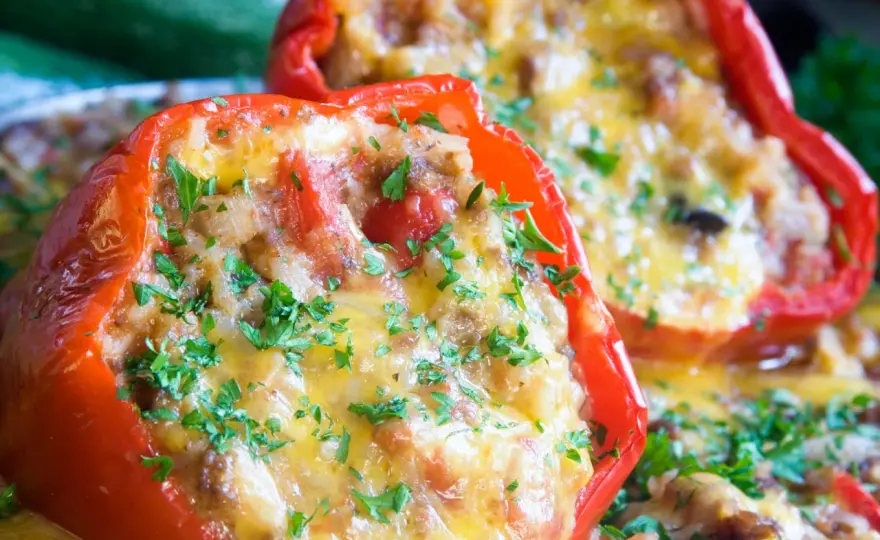 Peperoni ripieni senza carne, morbidi e gratinati al forno