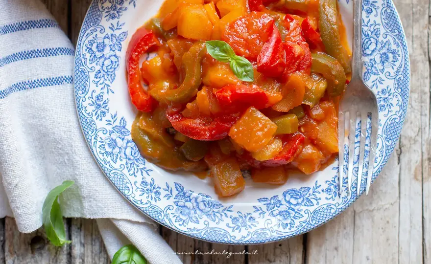 Peperonata con patate in padella, morbida e saporita