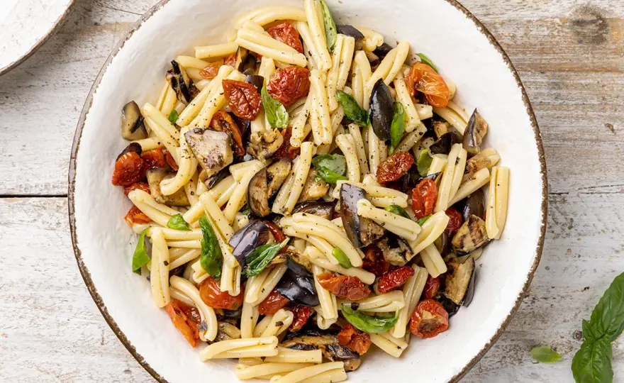 Pasta fredda con melanzane, il trucco per non farla molle