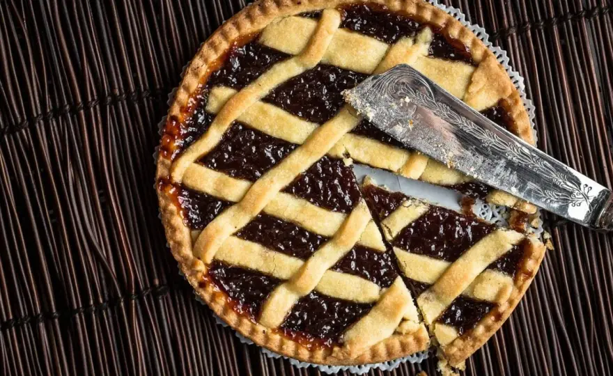 Crostata di more friabile, con ripieno compatto e profumato