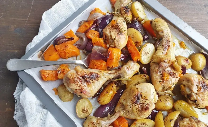 Pollo al forno con patate dorato e succoso, senza errori