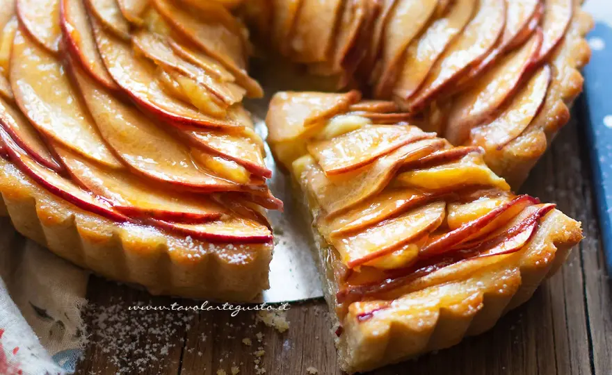 Crostata di mele friabile e profumata, ricetta e varianti