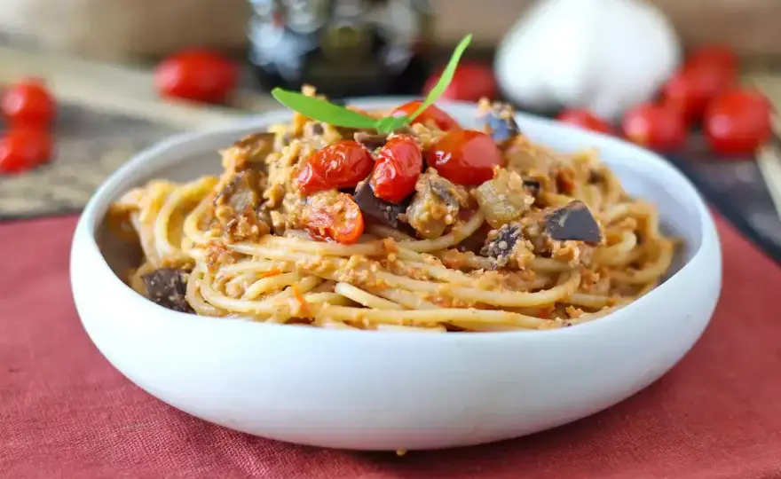 Pasta e melanzane alla napoletana, cremosa e saporita