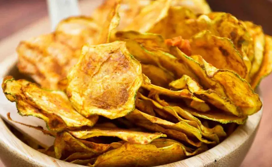 Chips di zucchine croccanti, al forno o fritte