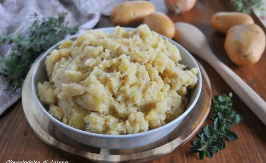 Patate in tecia, la ricetta triestina morbida e dorata