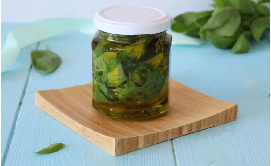 Olio al basilico fatto in casa da Benedetta, dosi e conservazione
