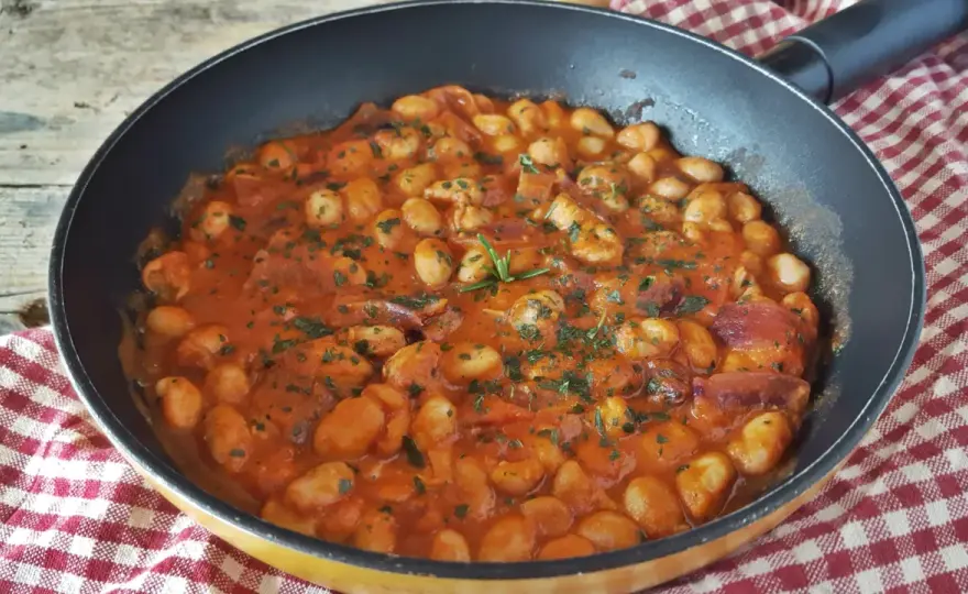Fagioli alla Bud Spencer in padella, cremosi e saporiti
