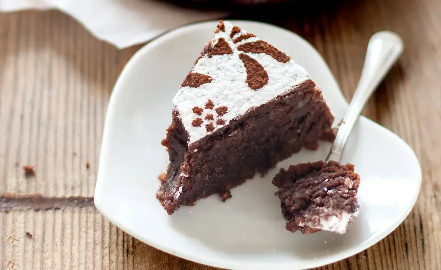 Torta caprese Bimby, fondente e umida senza errori