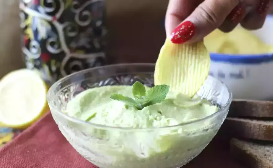 Salsa cremosa con uova sode, pronta senza uova crude