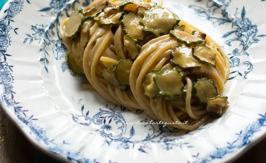 Spaghetti alla Nerano cremosi senza panna - il trucco