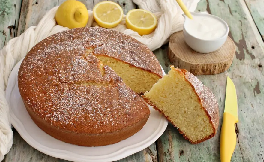 Torta per colazione soffice: ricetta allo yogurt e limone