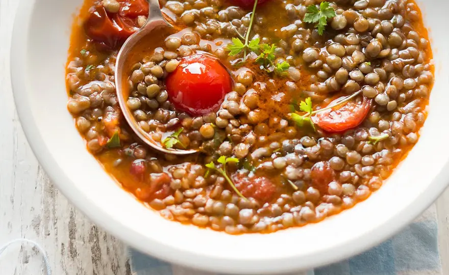 Zuppa di lenticchie rustica, cremosa e saporita