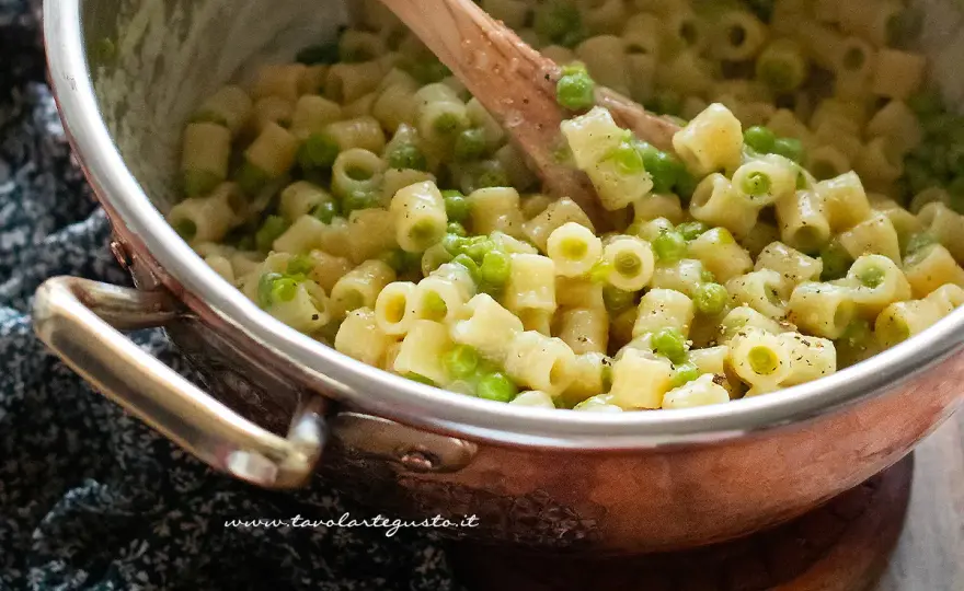 Pasta e piselli cremosa in una pentola, senza panna