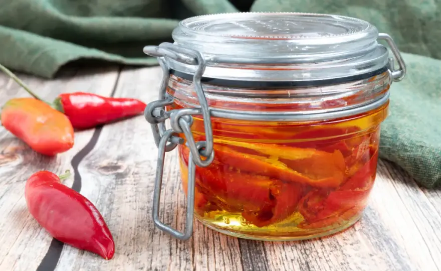 Olio al peperoncino fatto in casa, dosi e conservazione sicura