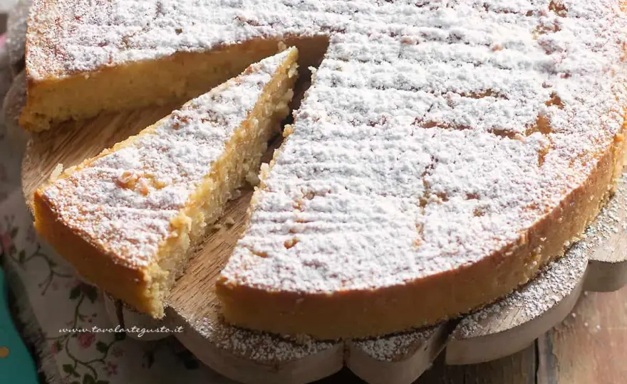 Torta di riso emiliana, cremosa al centro e dorata