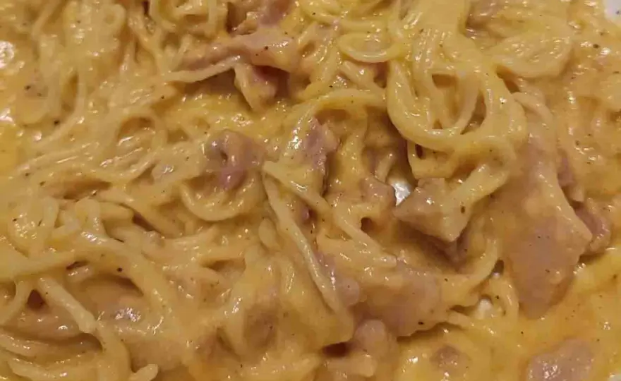 Pasta alla carbonara cremosa senza uova strapazzate