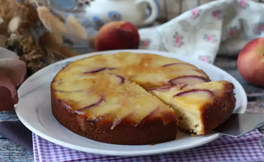 Torta rovesciata alle pesche, soffice e caramellata