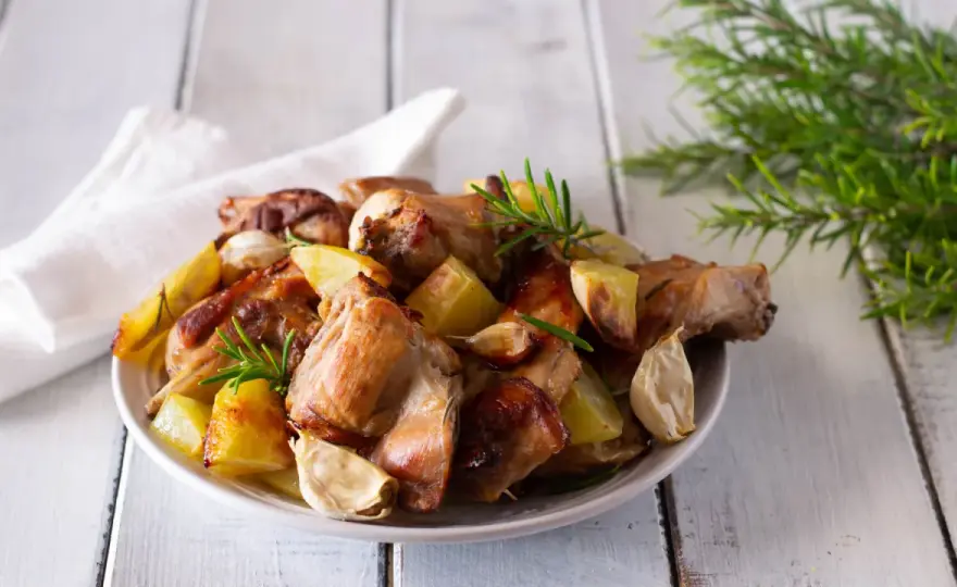 Coniglio al forno morbido e dorato - ricetta e trucchi
