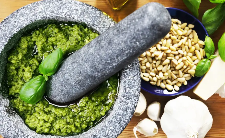 Pesto genovese fatto in casa, tutti i trucchi per farlo bene
