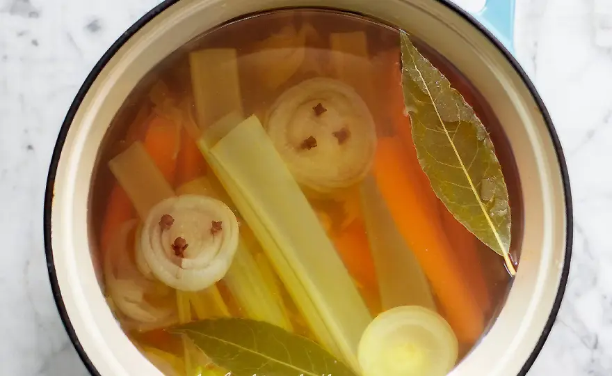 Brodo vegetale fatto in casa, la base per risotti e zuppe