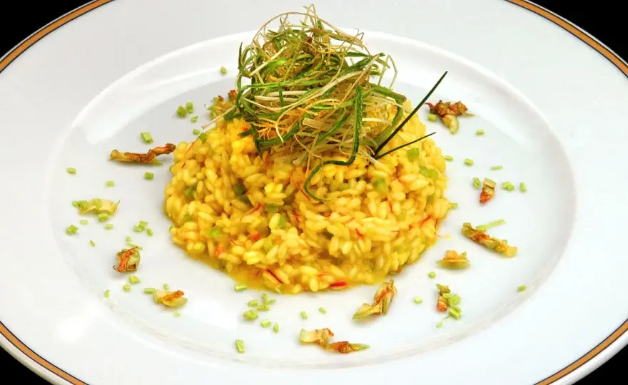 Risotto ai fiori di zucca e zafferano, cremoso e profumato