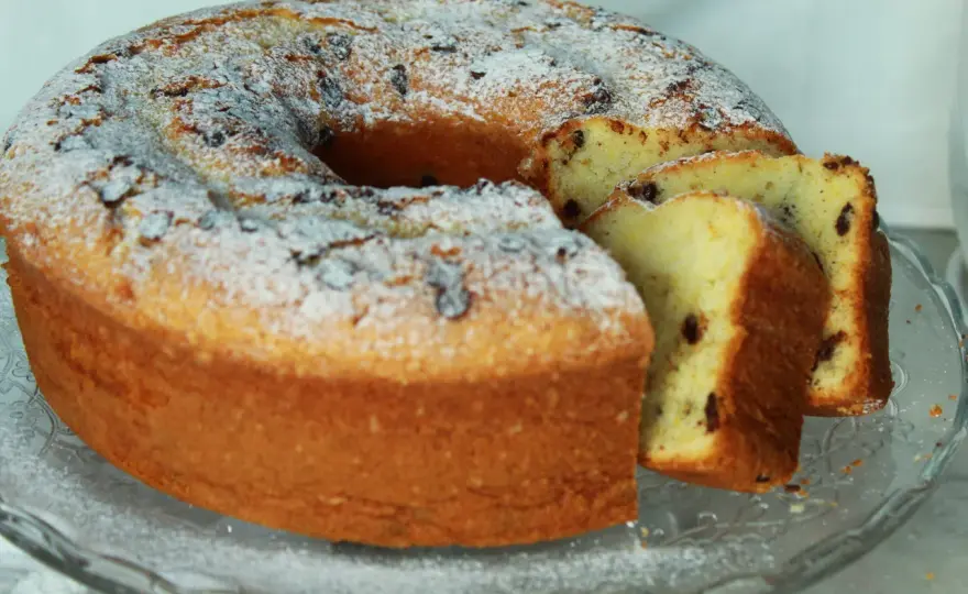 Ciambellone con gocce di cioccolato alto e soffice