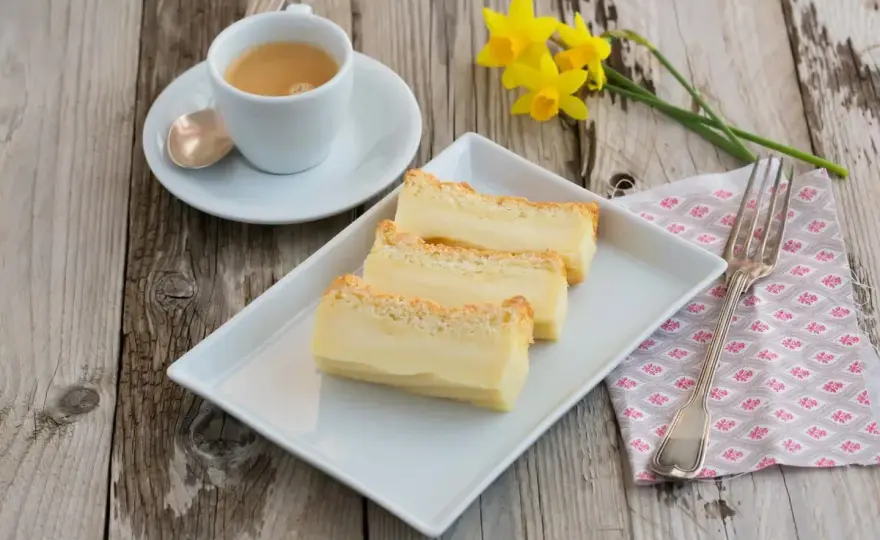 Torta magica alla vaniglia, la ricetta dei tre strati