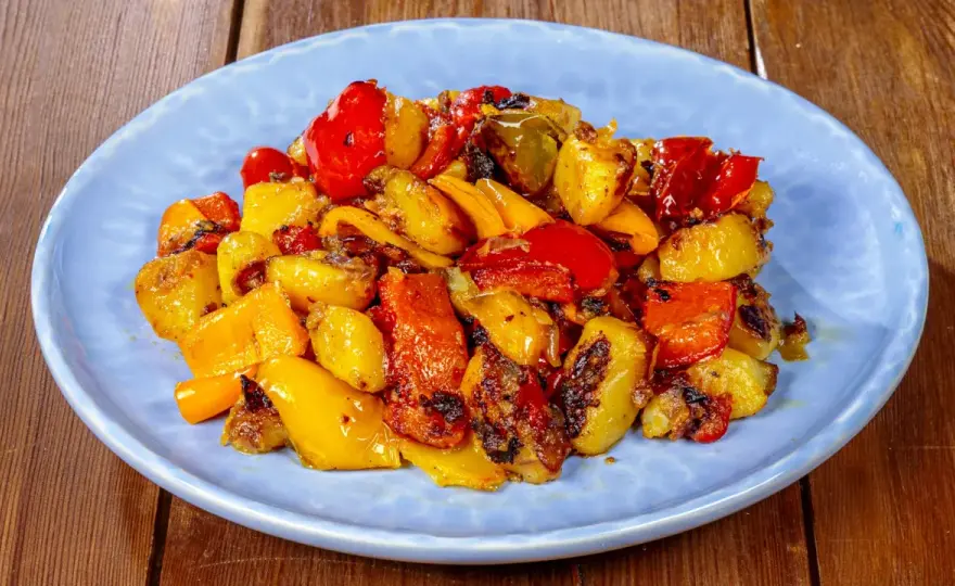 Pipi e patate calabresi in padella, dorate e saporite